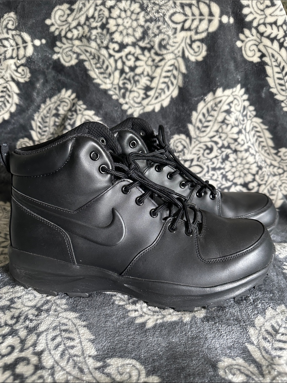 Nike great shape Manoa black leather lace up water resistant puffy logo boots